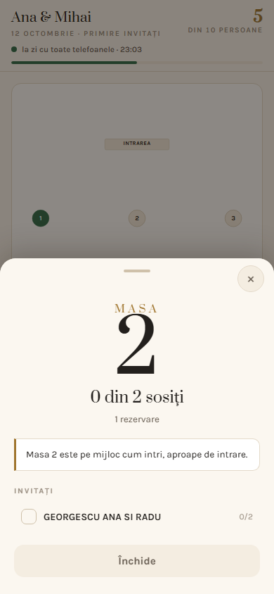 Planul sălii pe telefon, cu masa 2 aleasă și cine stă la ea (tema luminoasă)