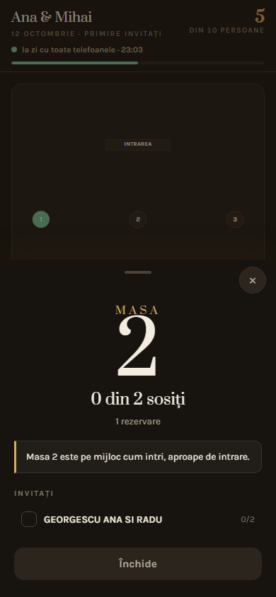 Planul sălii pe telefon, cu masa 2 aleasă și cine stă la ea