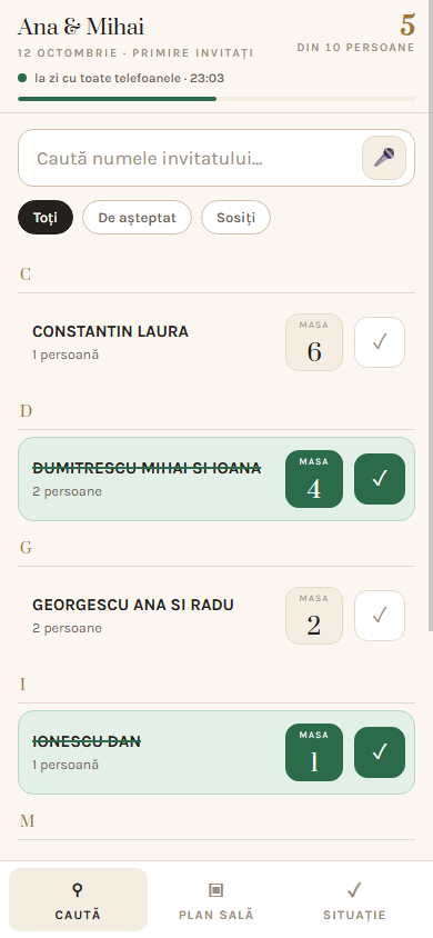 Aplicația de la ușă pe telefon: lista invitaților cu masa fiecăruia și bifa de sosire (tema luminoasă)